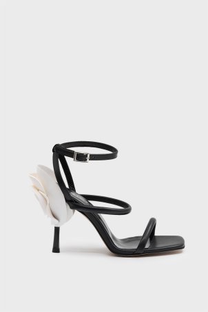 SKT-063 Siyah Deri Tek Bantlı Gül Aksesuarlı Topuklu Ayakkabı