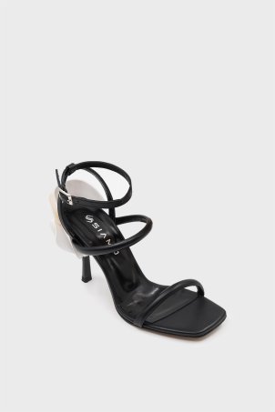 SKT-063 Siyah Deri Tek Bantlı Gül Aksesuarlı Topuklu Ayakkabı