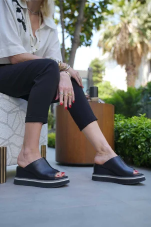 SKK-065 Siyah Deri Platform Tabanlı Terlik