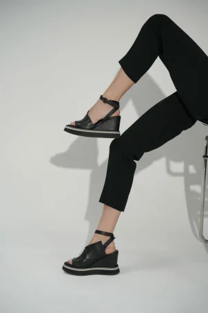 SKD-047 Siyah Deri Platform Tabanlı Sandalet