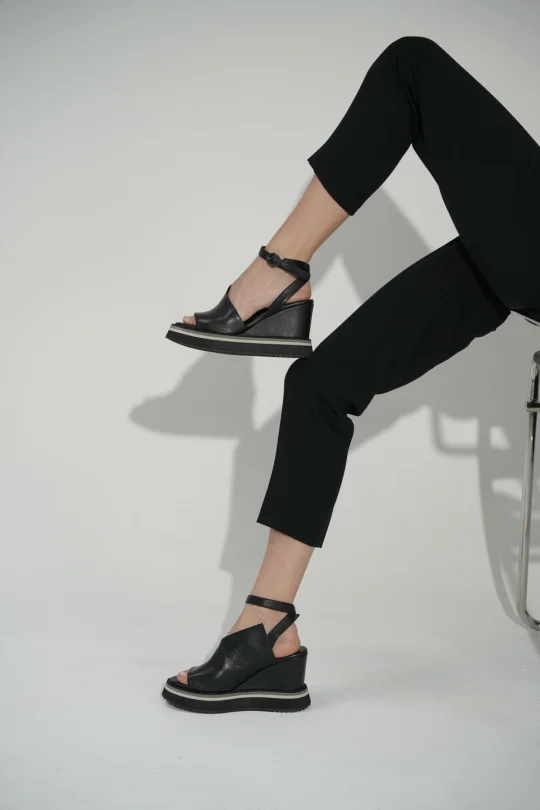 SKD-047 Siyah Deri Platform Tabanlı Sandalet