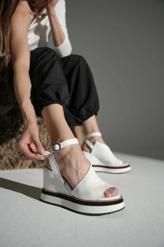 SKD-047 Beyaz Deri Platform Tabanlı Sandalet